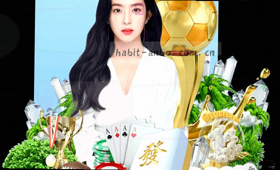 落日余晖洒满金色沙滩海浪轻抚